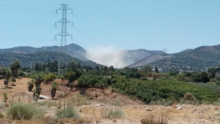 Descomunal y preocupante nube de polvo cancerígeno saliendo de las canteras de Alhaurín